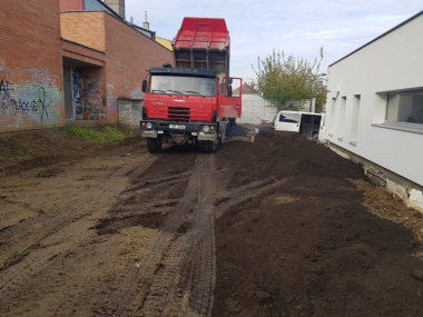 Navážení substrátu na plochu.