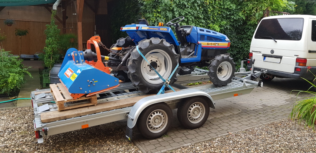 Traktor s kladívkovým mulčovačem 